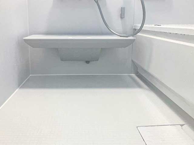 入浴後に床ワイパー洗浄（きれい除菌水）で洗浄された浴室床