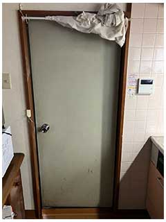 隙間風や断熱不足が気になっていた施工前の勝手口ドア