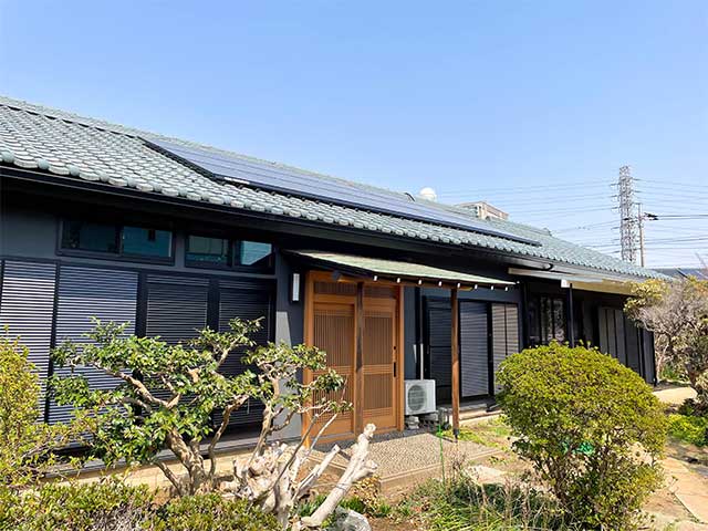 太陽光発電を搭載し再塗装された外観