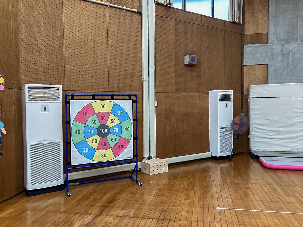柏市 晴山幼稚園さま｜この夏暑かった体育館、来年に備えるなら秋のうちに。床置形エアコン3台の新設工事