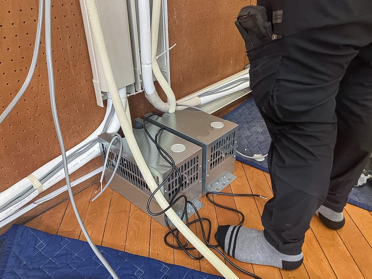 柏市晴山幼稚園の体育館エアコン工事中。室内機まわりの冷媒配管とドレン配管、電源の取り回し