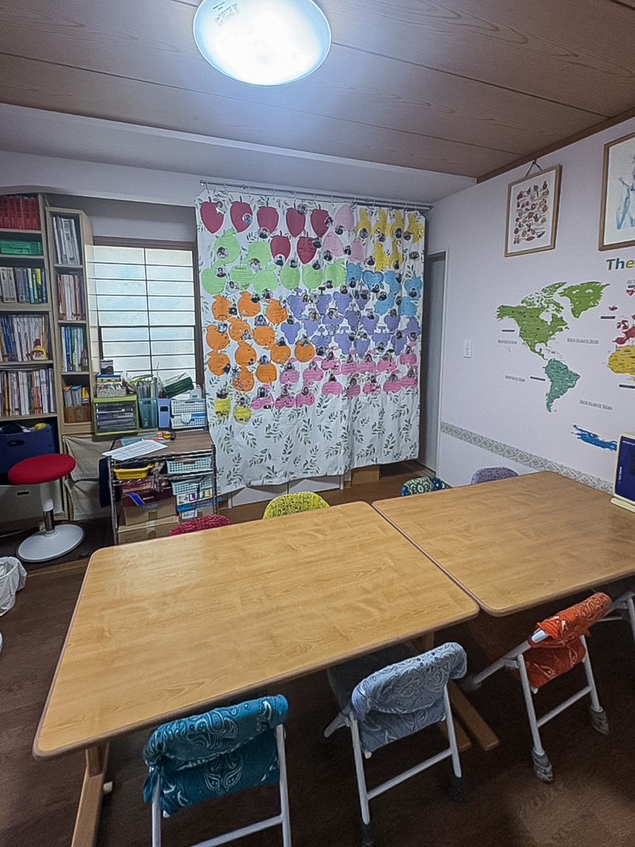柏市M様邸リフォーム後の英会話教室全景。本棚側から見た教室スペース